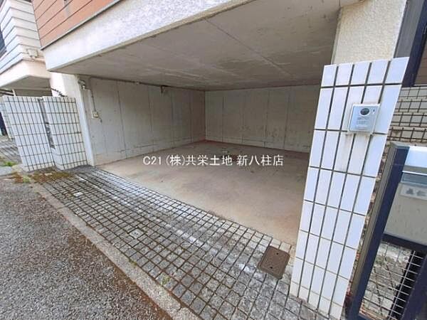 ＜駐車場／Parking space＞ビルトイン車庫
