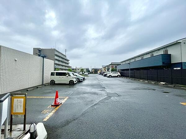 ＜駐車場／Parking space＞駐車場