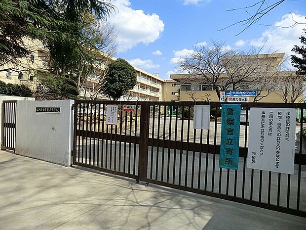 松戸市立常盤平中学校まで355m、徒歩約5分部活で遅くなっても安心ですね