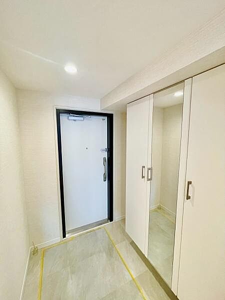 ＜玄関／Entrance＞身だしなみチェックに便利なミラー付き