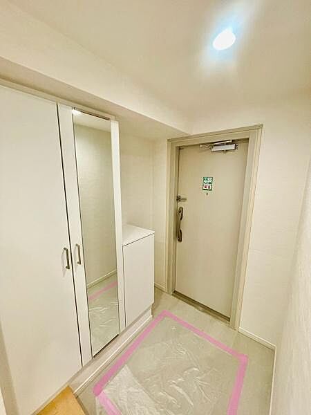 ＜玄関／Entrance＞身だしなみチェックに便利なミラー付き