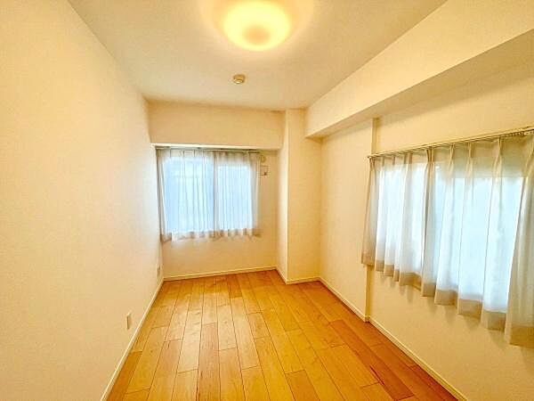 ＜洋室／Bed room＞5帖の主寝室，クローゼット付き