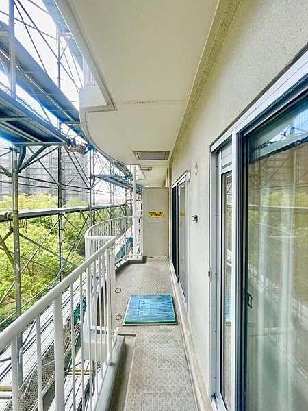 ＜バルコニー／Balcony＞両面バルコニー付き