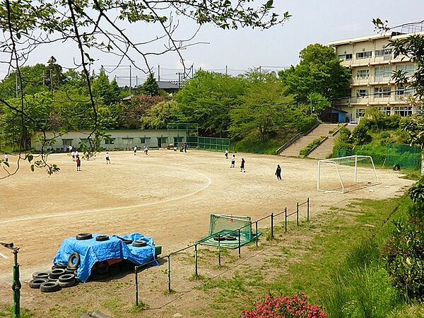 我孫子市立久寺家中学校まで2006m