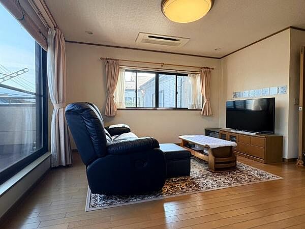 南西側の出窓からもたっぷり光が入ります。