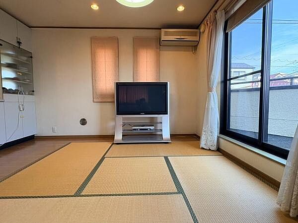 真ん中の畳を取り外すと掘りごたつとして使用できます。