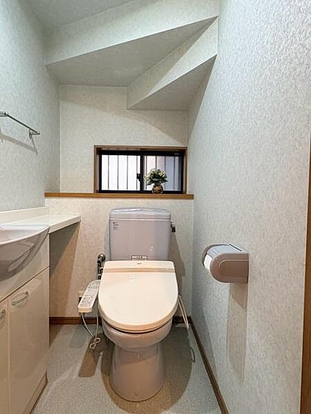 手洗いカウンター付きでトイレットペーパーや掃除用品の収納にも便利です。