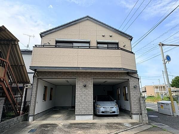 愛車を守るシャッター付きビルトインガレージ。ガレージ裏の扉から玄関ポーチへ出られます。