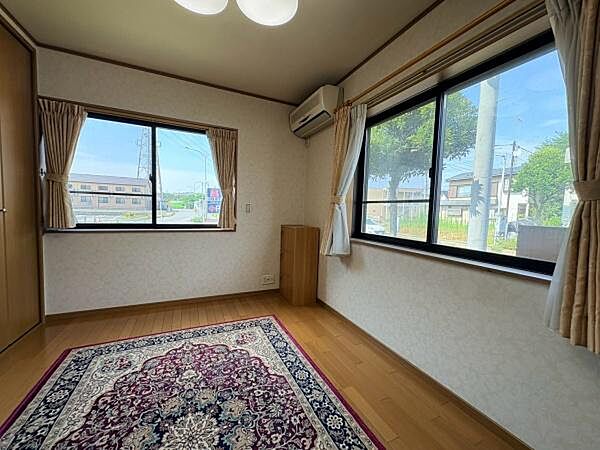 1階北側のお部屋も、二面に配置された窓の向こうは遮る物がなく開けているので十分な明るさがあります。
