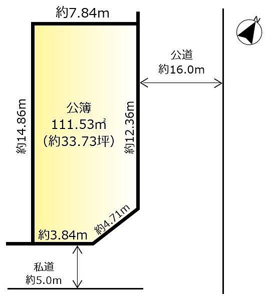 陽当たり良好な南東角地です。ガレージに2台、ガレージ前のスペースに軽自動車1台が駐車可能です。