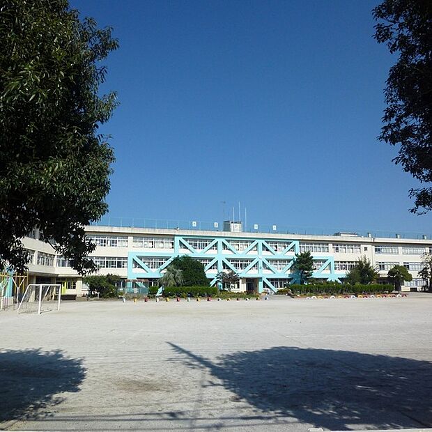 鎌ヶ谷市立鎌ケ谷小学校まで600m、徒歩約8分お子様の通学も安心ですね!