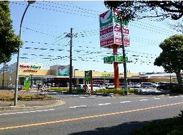 ヨークマート六高台店まで439m、徒歩約6分毎日のお買い物に便利ですね！