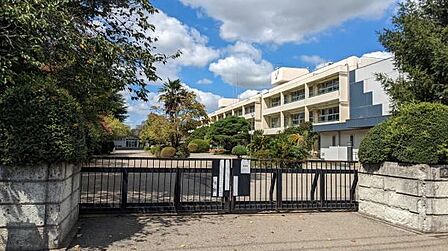 流山市立南部中学校まで820m、徒歩約11分部活で遅くなっても安心ですね