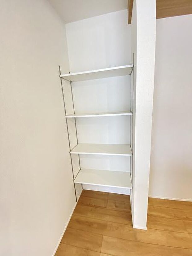 キッチンに可動棚付き