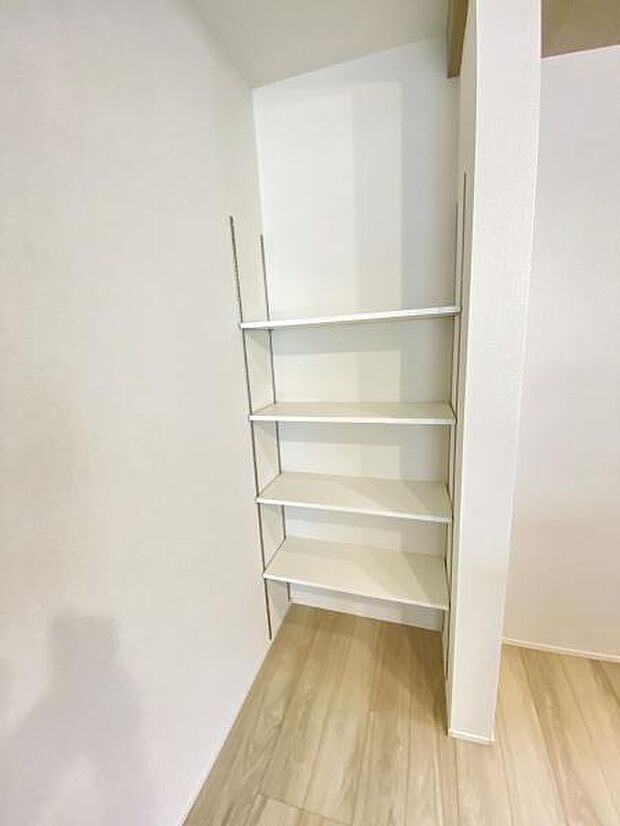 キッチンに可動棚付き