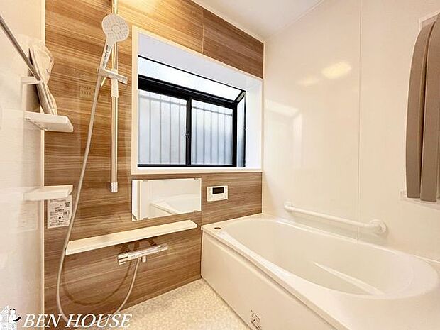 浴室・足を伸ばして寛げるゆとりある広さのバスルーム。シャワーヘッドは家族皆が使いやすいスライドバータイプです。