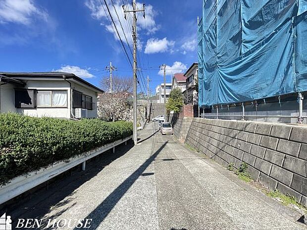 前面道路含む外観・周辺は落ち着いた雰囲気の住宅地です。小さなお子様がいるご家庭も安心ですね。