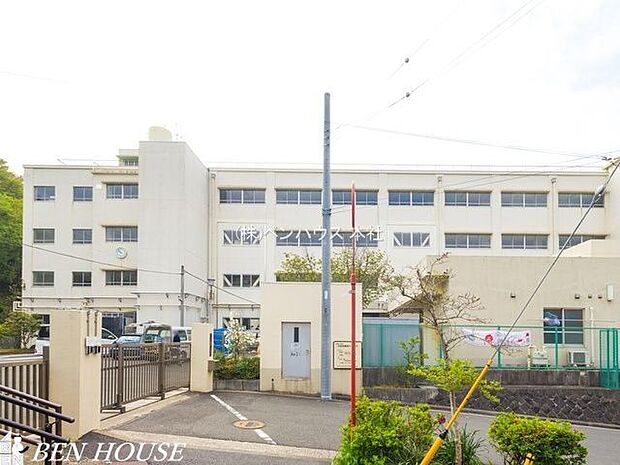 横浜市立西柴小学校 徒歩9分。教育施設が近くに整った、子育て世帯も安心の住環境です。 710m