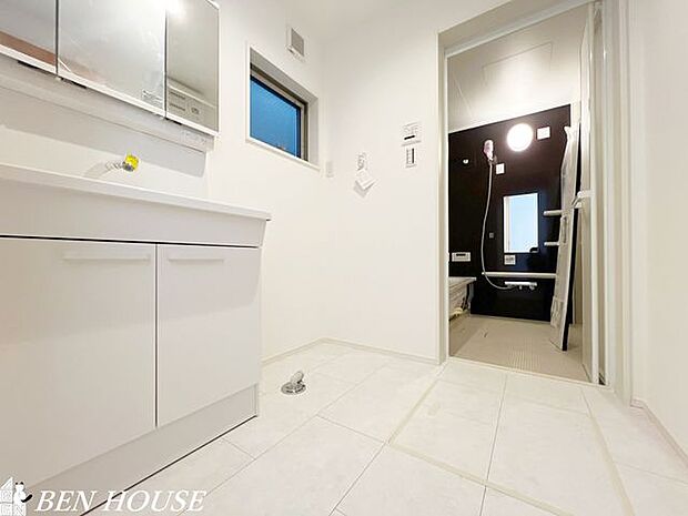洗面脱衣室・2人並んでの身支度もスムーズにできる、ゆとりのスペースを確保したパウダールームです。
