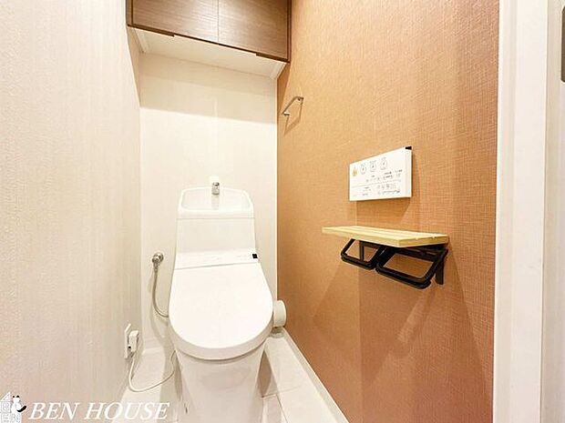 シャワートイレ・快適なトイレタイムに欠かせない温水洗浄便座付きトイレ。リモコンは操作性の良い壁掛けタイプです。