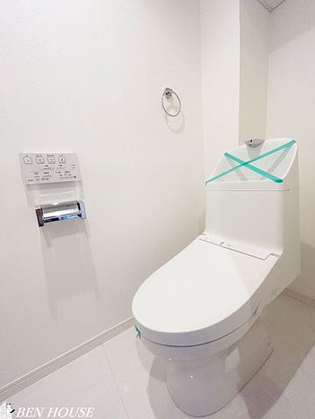 トイレ・快適なトイレタイムに欠かせない温水洗浄便座付きトイレです。上部に収納があり、トイレットペーパーや掃除用具などもスッキリとしまうことができます。