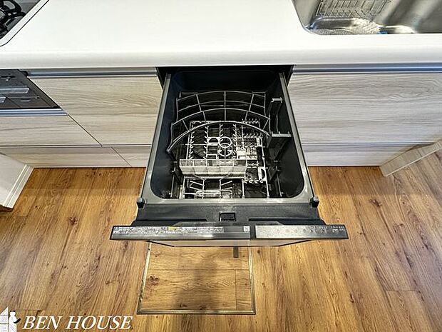 自動食器洗浄乾燥機・パワフルな洗いで汚れを落としてくれる食洗機。家事の時短になり、ご家族との時間も増えそうですね♪