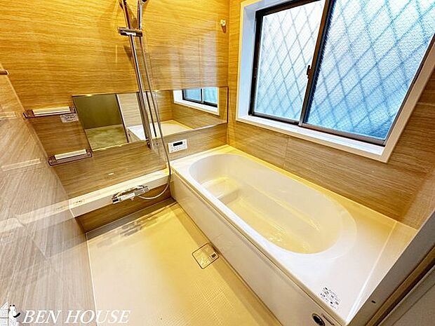 浴室・明るく清潔感があり、お手入れもしやすいバスルームです。便利な追い焚き機能や浴室換気乾燥暖房機も付いています。