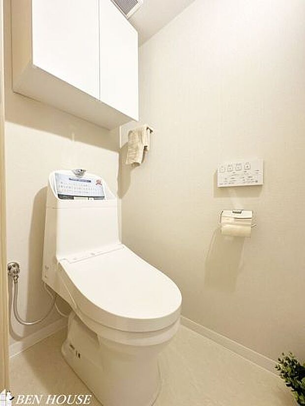 トイレ・快適なトイレタイムに欠かせない温水洗浄便座付きトイレです。上部に収納があり、トイレットペーパーや掃除用具などもスッキリとしまうことができます。