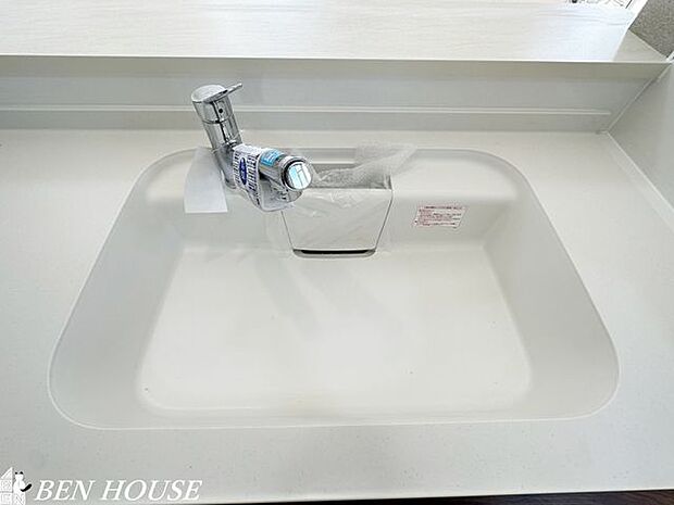 キッチン水栓（同仕様参考写真）・浄水器一体型のシングルレバーシャワー水栓です。浄水器ごとホースが引き出せるので、パスタ鍋などに水を注ぐときも便利です。
