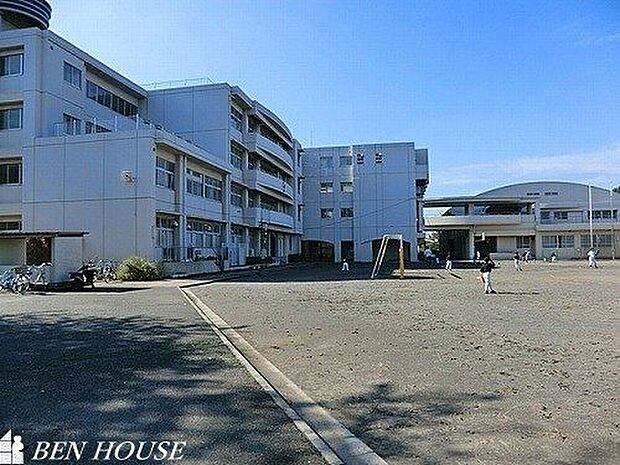 横浜市立下田小学校 徒歩11分。教育施設が近くに整った、子育て世帯も安心の住環境です。 880m