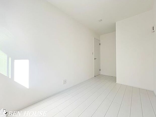 洋室・白を基調とした明るいお部屋。へこみ傷や、すり傷に強いフローリング床材を使用しています。