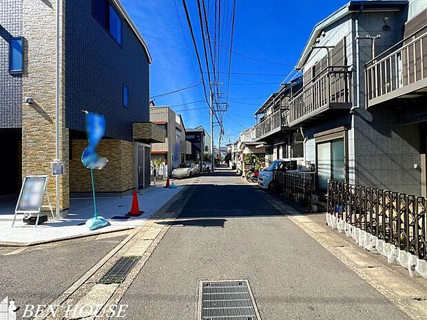 前面道路含む外観・ゆとりある前面道路に面した開放感溢れるお住まいです。見通しの良い前面道路でお車の駐車もしやすいですね。