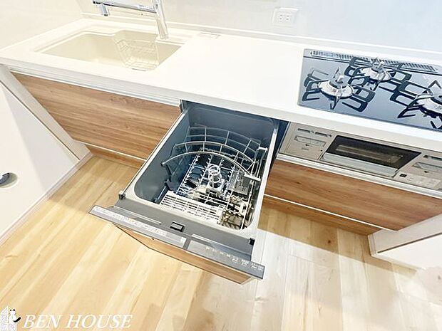 自動食器洗浄乾燥機・パワフルな洗いで汚れを落としてくれる食洗機。家事の時短になり、ご家族との時間も増えそうですね♪