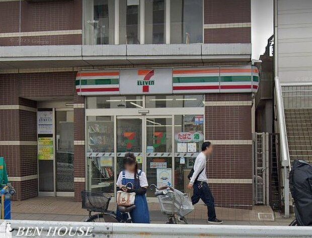 セブンイレブン横浜反町駅前店 徒歩1分。時間がない時にさっと寄れて便利なコンビニ。 50m