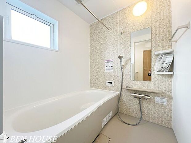 浴室・足を伸ばしてゆったりと入れる広々タイプのバスルーム。お子様との団らんの時間にもピッタリな空間です。雨の日のお洗濯に便利な浴室乾燥機完備。