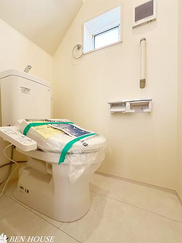 トイレ・抗菌仕様の温水洗浄便座付きトイレ。使用後も清潔に保つことができます。各階にあるので、慌ただしい時間帯も安心です。