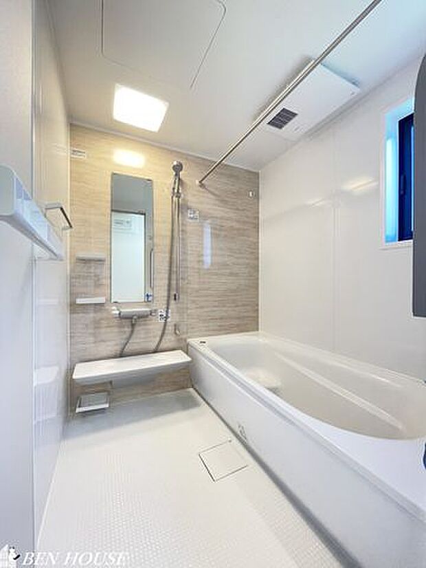浴室（同仕様参考写真）・足を伸ばして寛げるゆったりとした広さのユニットバス。ヒートショック対策にも嬉しい浴室暖房乾燥機完備です。