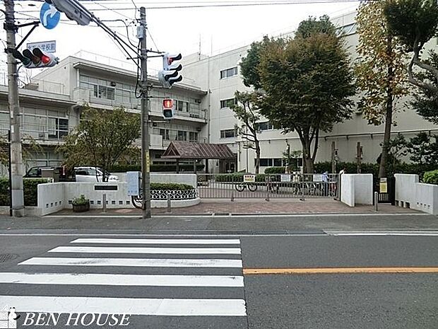 横浜市立北方小学校 徒歩9分。教育施設が近くに整った、子育て世帯も安心の住環境です。 670m