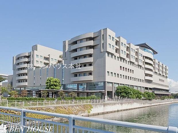 横浜市立みなと赤十字病院 徒歩13分。ご家族のもしもの時にもすぐに対応可能です。 1010m