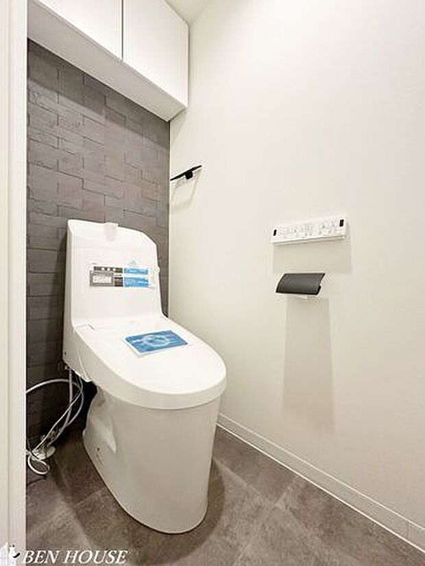 トイレ・シャワートイレでいつでも清潔に利用できますね・吊戸棚の設置があり、トイレットペーパーやお掃除道具などもスッキリ収納できます