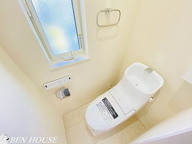 シャワートイレ（同仕様参考写真）・抗菌仕様の温水洗浄便座付きトイレ。使用後も清潔に保つことができます。