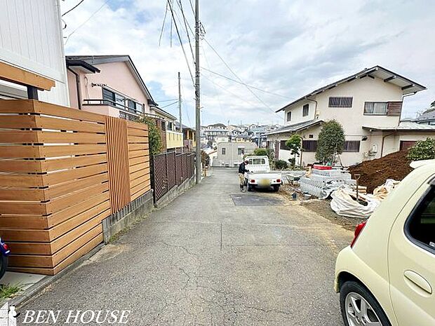 前面道路含む外観・見通しの良い前面道路でお車の駐車も楽々です！