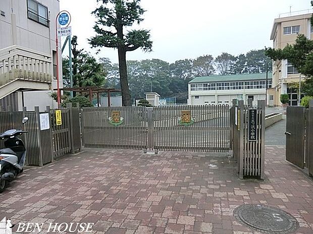 横浜市立三ツ沢小学校 徒歩19分。教育施設が近くに整った、子育て世帯も安心の住環境です。 1520m