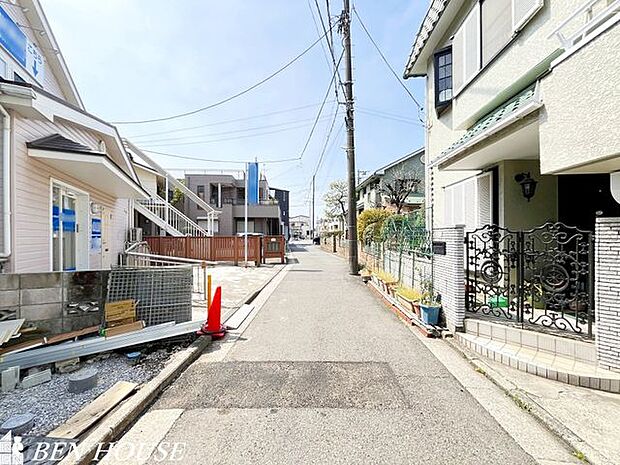 前面道路含む外観・周辺は落ち着いた雰囲気の住宅地です。小さなお子様がいるご家庭も安心ですね。