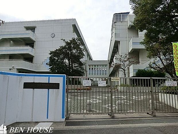 横浜市立根岸中学校 徒歩3分。部活動帰りの帰宅も安心の距離です！ 420m
