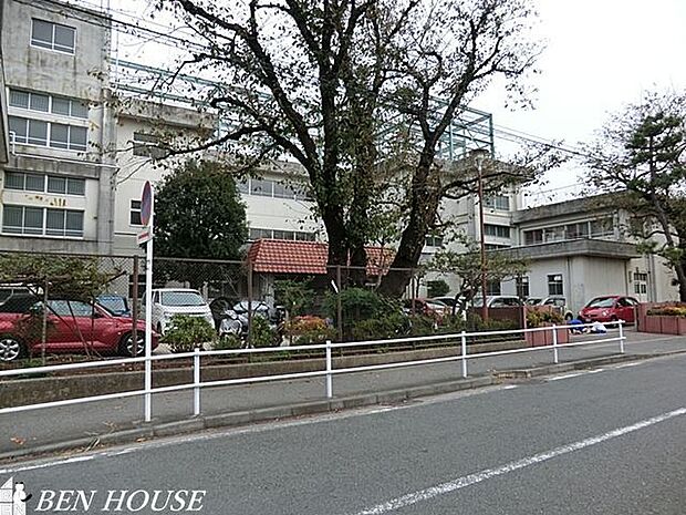 横浜市立万騎が原中学校 徒歩20分。部活動帰りの帰宅も安心の距離です！ 1250m