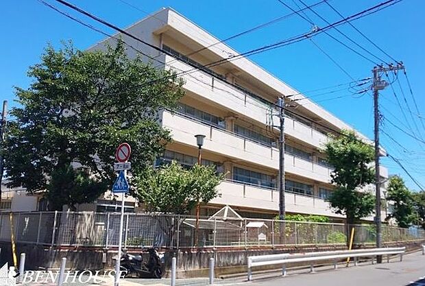 横浜市立磯子小学校 徒歩8分。教育施設が近くに整った、子育て世帯も安心の住環境です。 600m