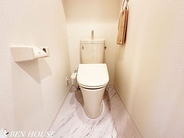 シャワートイレ・トイレットペーパーの使用回数を減らせる温水洗浄便座付きトイレ。年中温かく、季節を問わず快適に座ることができます。