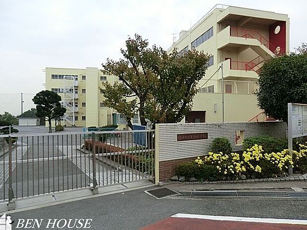 横浜市立上山小学校 徒歩11分。教育施設が近くに整った、子育て世帯も安心の住環境です。 880m