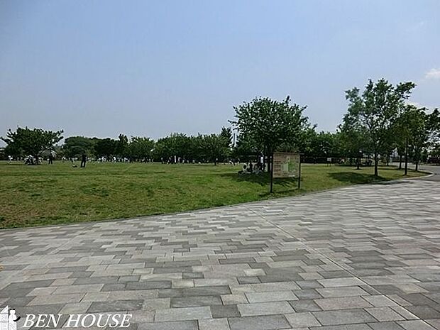 長坂谷公園 徒歩8分。天気のいい日はお弁当を持ってきて、ピクニック気分も楽しめます。 630m